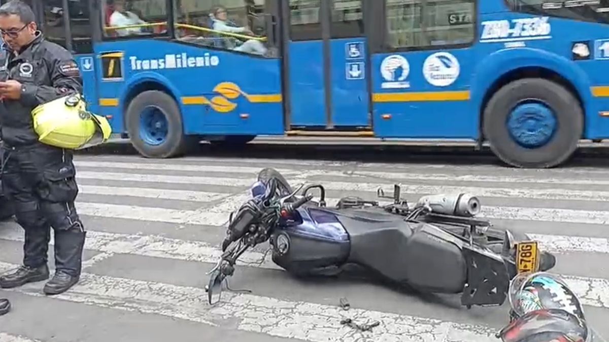 Moto tirada en el piso tras accidente