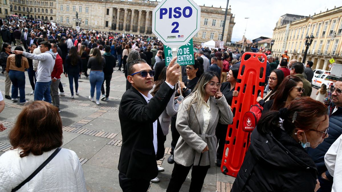 Personas en el simulacro de Bogotá
