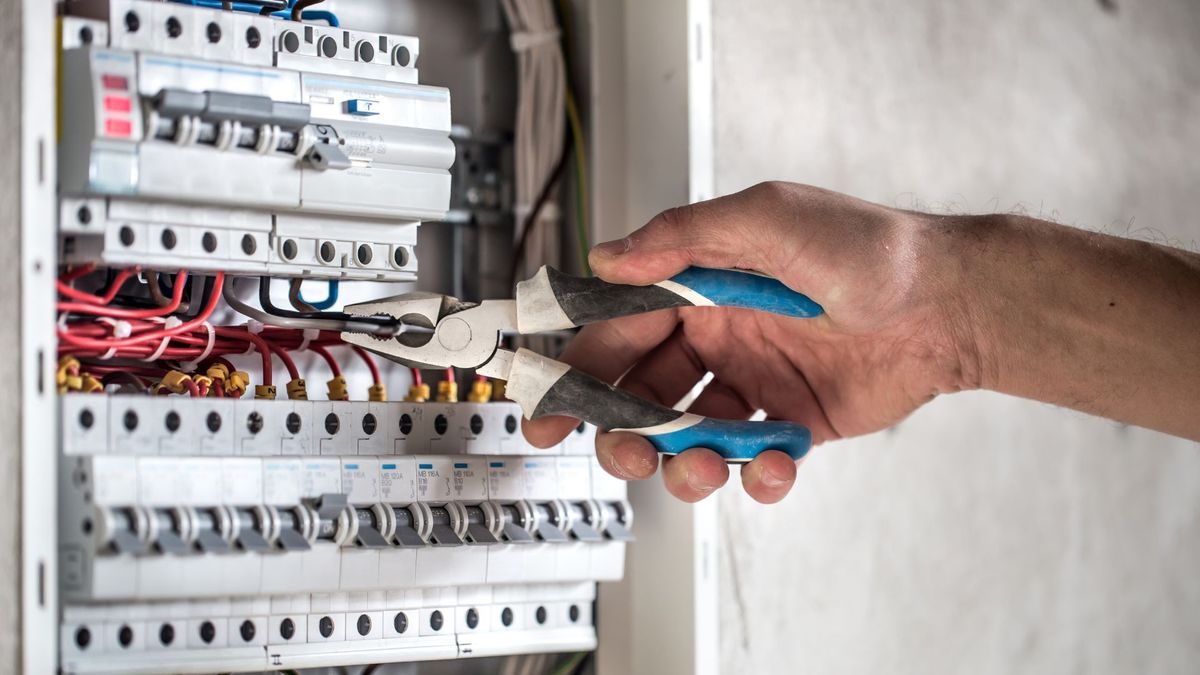 Persona revisando cables de electricidad