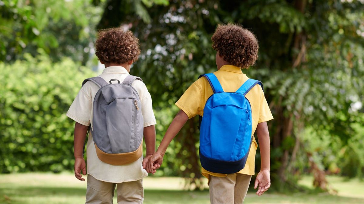 Estudiantes de un colegio caminando