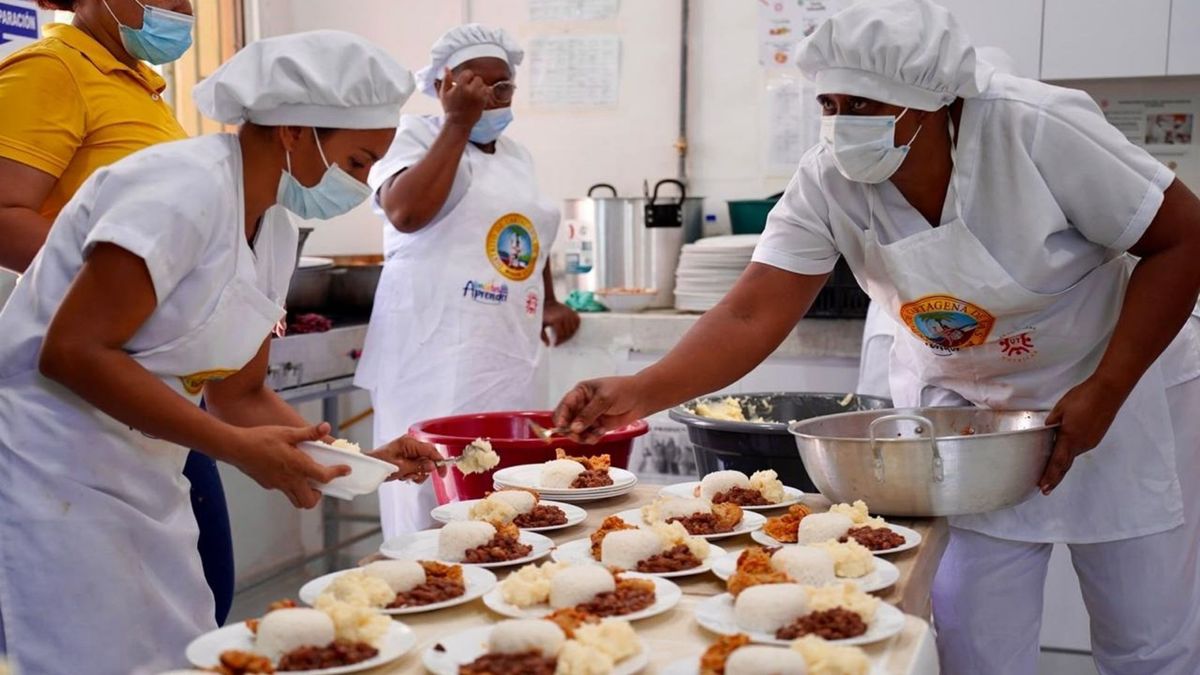 Cartagena pasa de 17 a 70 comedores con comida caliente servida en Colegios Oficiales