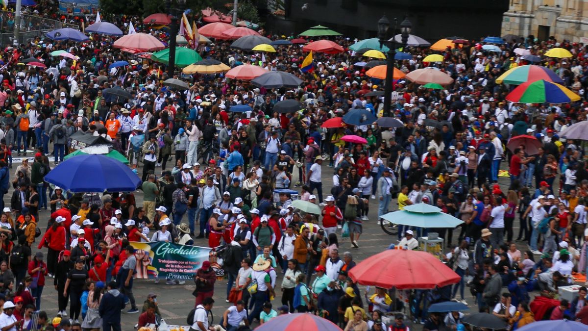 Ciudadanos manifestándose en Bogotá