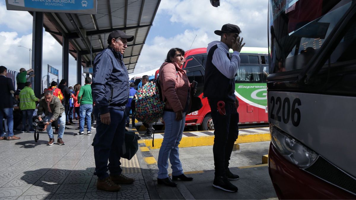 Viajeros subiéndose al bus