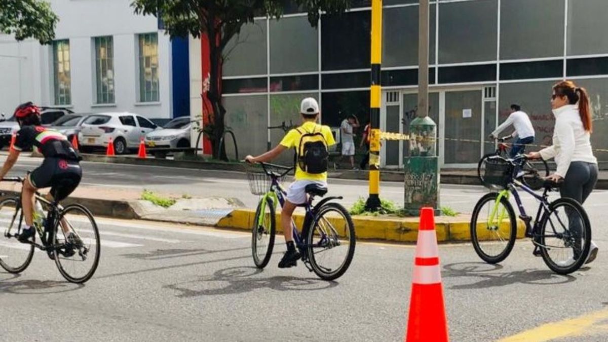 Ciclistas en la carrera 27 de Bucaramanga