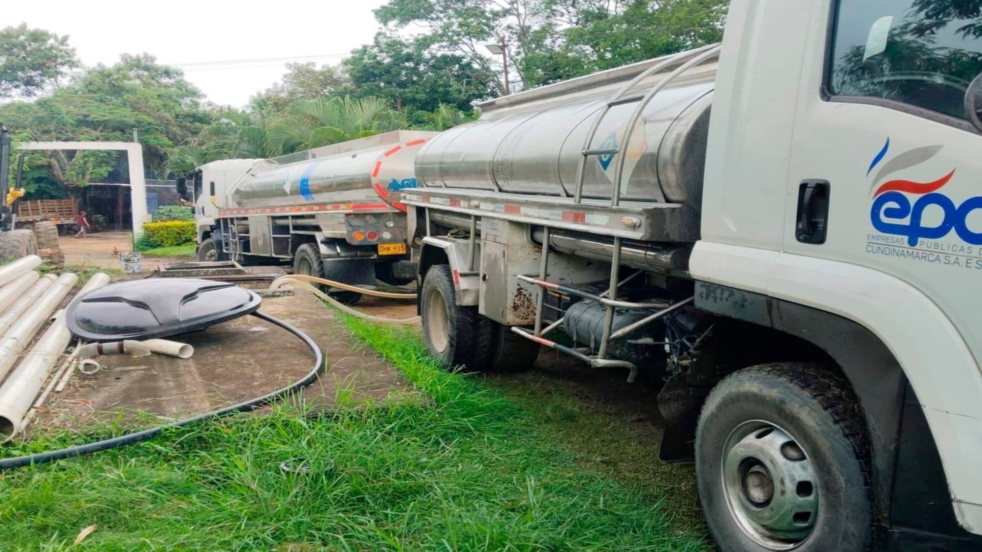 Carrotanques suministran agua en municipios afectados