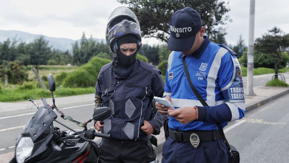 Agente de tránsito y conductor de motocicleta
