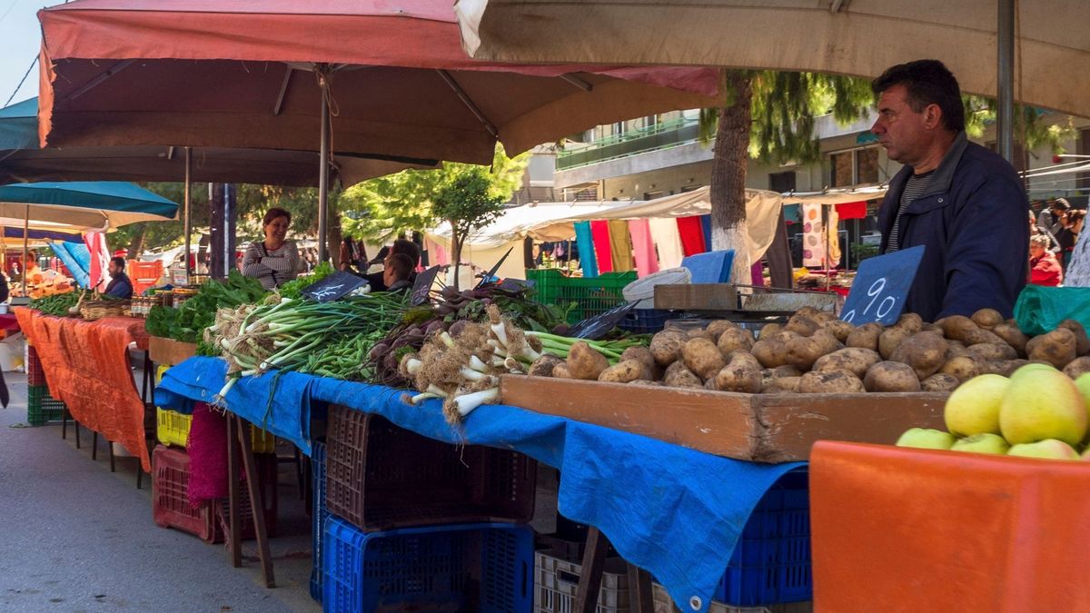 Plaza de mercado con verduras y hortalizas