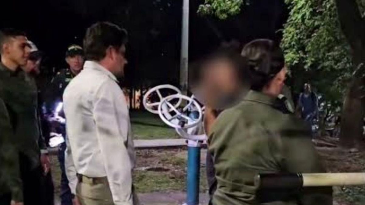 Manuel Villa en un parque infantil de Medellín