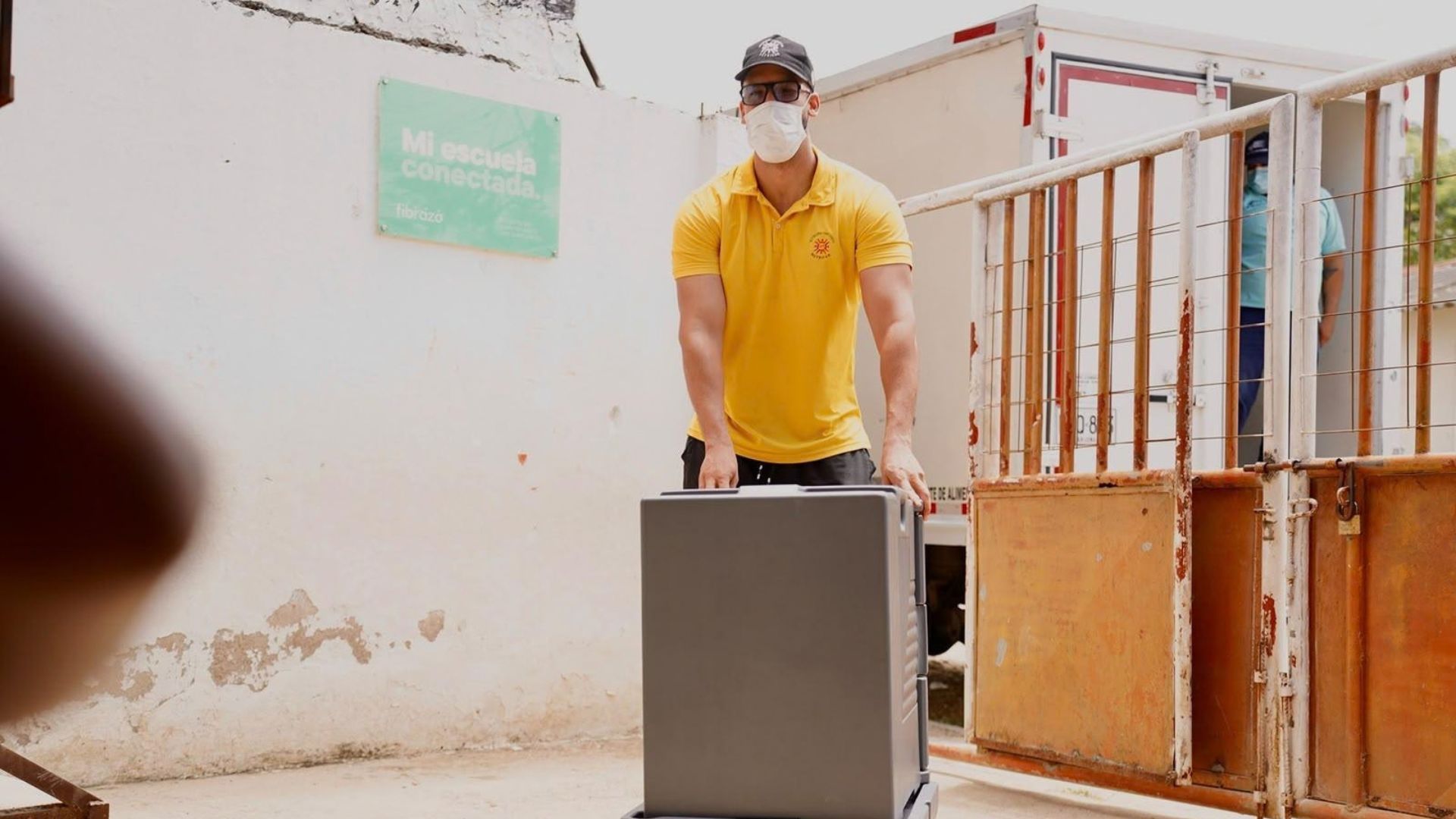 Entrega de alimentos preparados a colegios sin cocina.