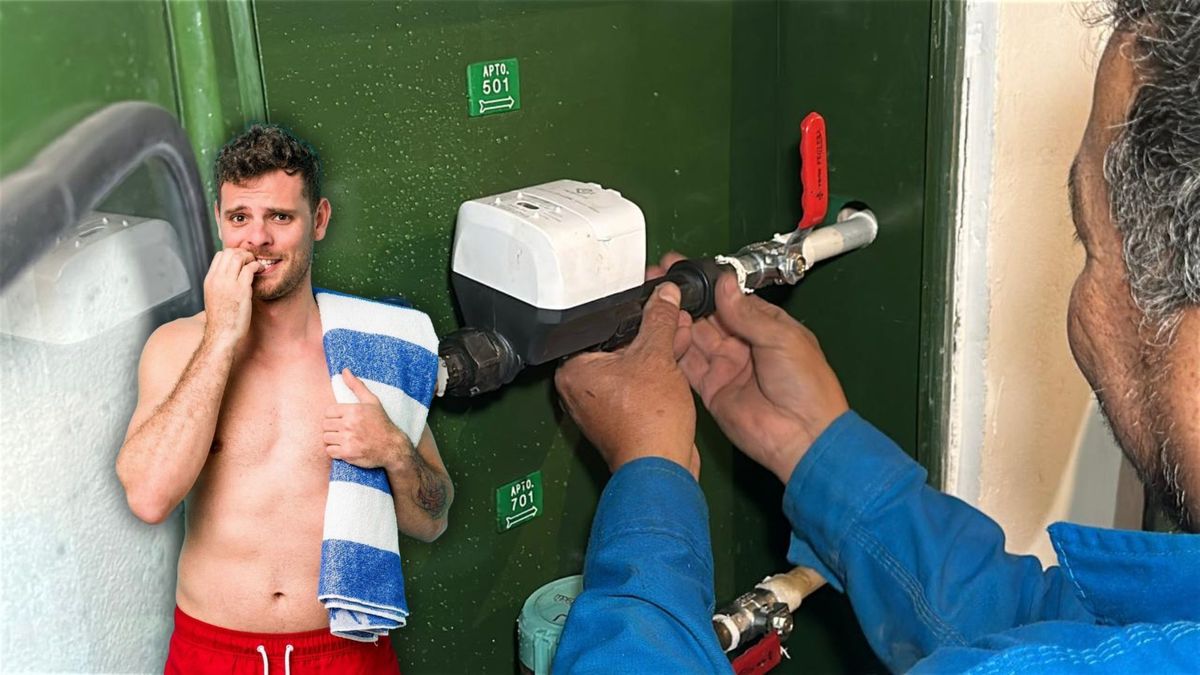 Persona esperando por bañarse y técnico revisando tubería