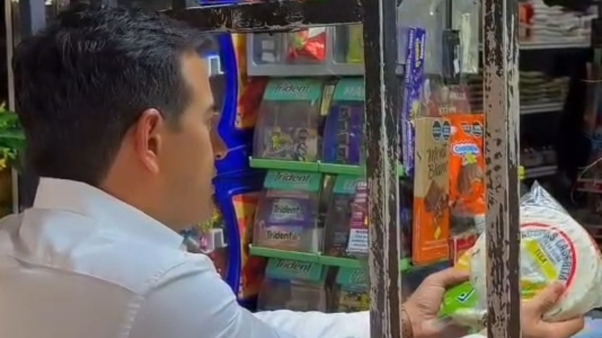 Los combos criminales de Medellín monopolizan la venta de arepas en los barrios