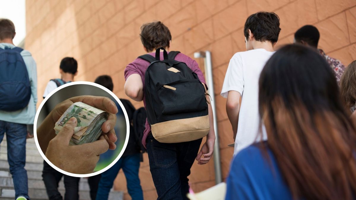 Estudiantes caminando y fajo de billetes colombianos