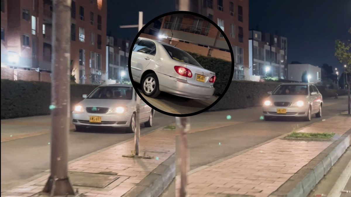 Carro sobre la ciclorruta en Bogotá.
