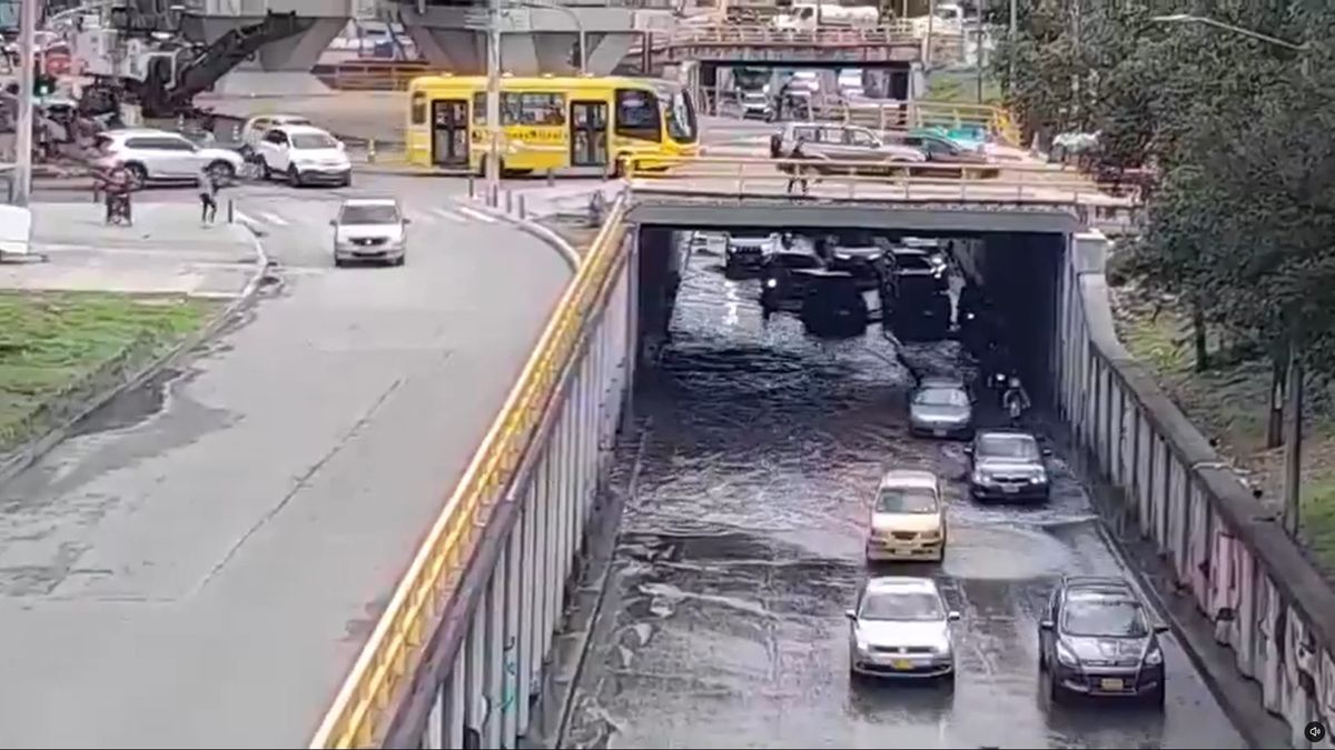 Se inunda deprimido de la calle 100 con carrera 15, en Bogotá.