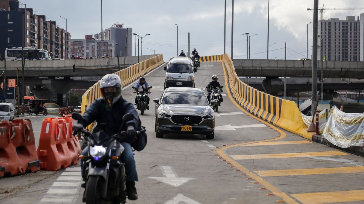 Carros y motos circulando por una vía