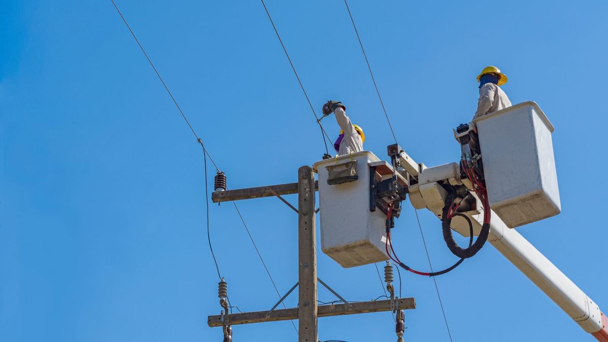 Trabajadores revisando cables de energía