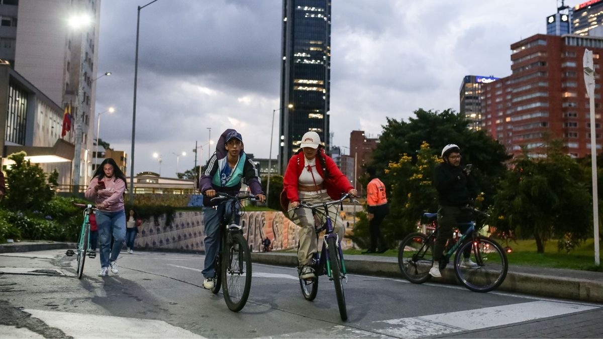Personas montando bicicleta en Bogotá