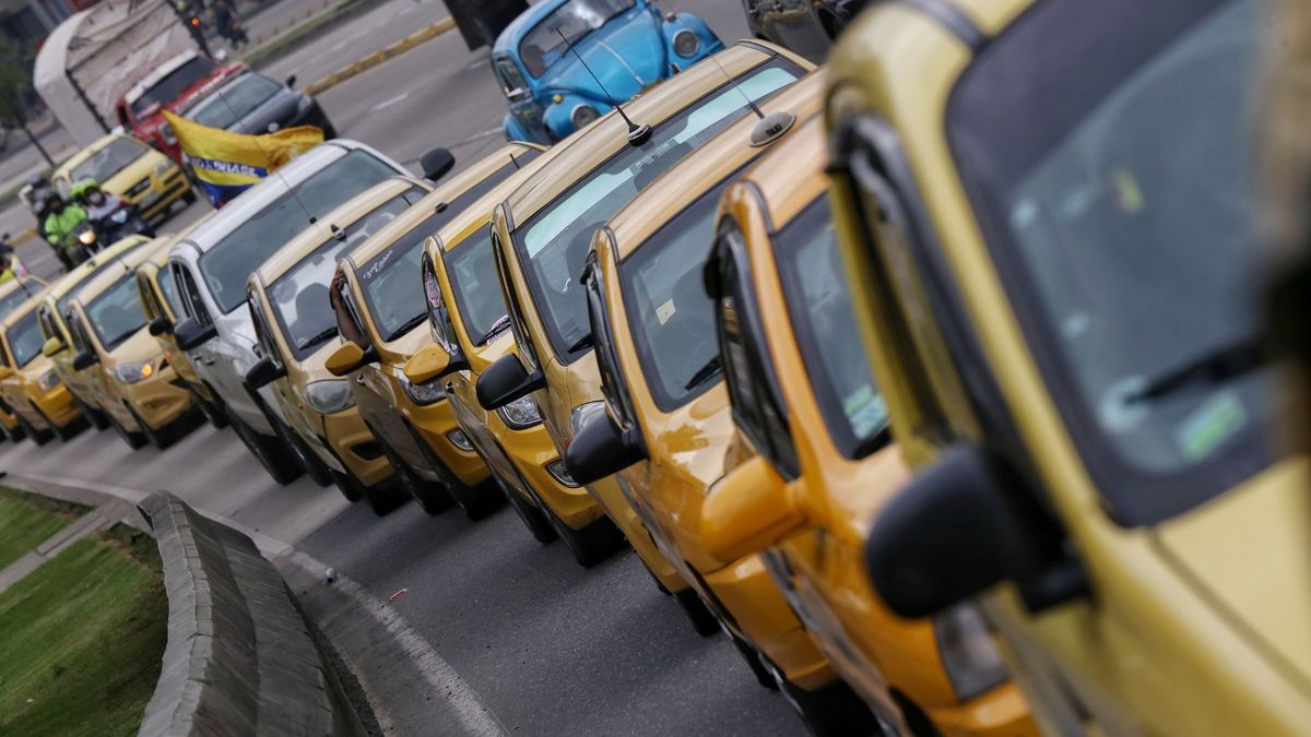 Taxis parqueados en una vía