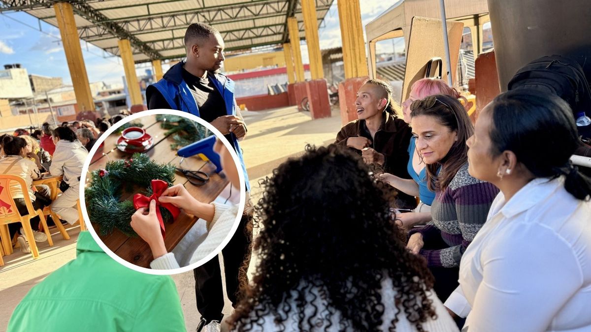 Personas en curso de formación y adorno navideño