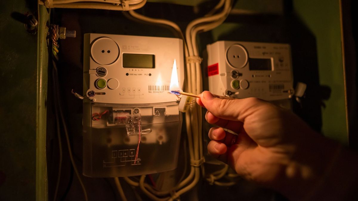 Persona alumbrando tablero de energía