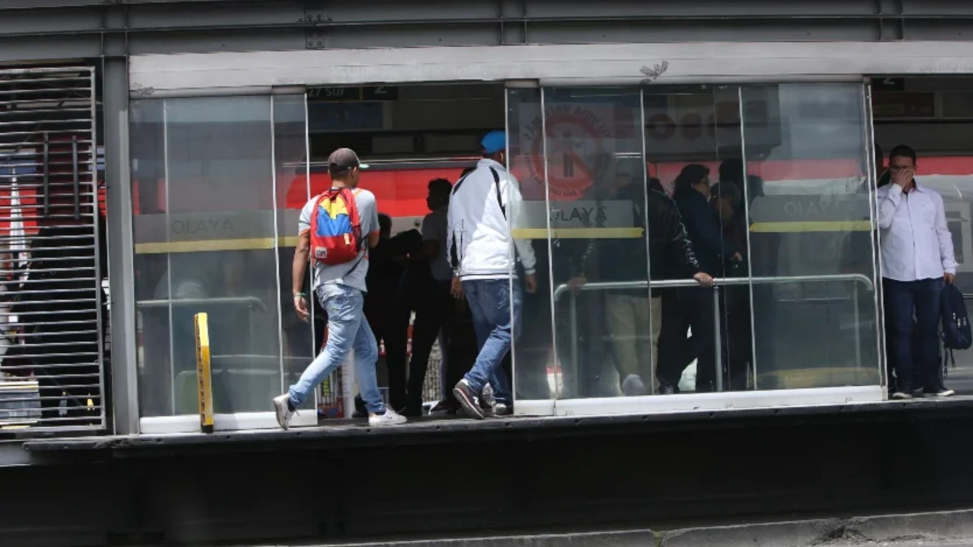 Persona ingresando sin pagar el pasaje de TransMilenio