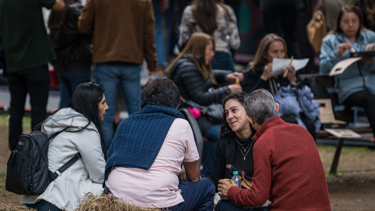 Personas comiendo