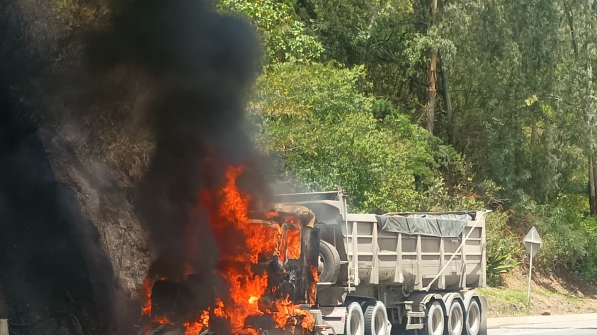 Incendio de camión en la vía Bogotá - Villavicencio