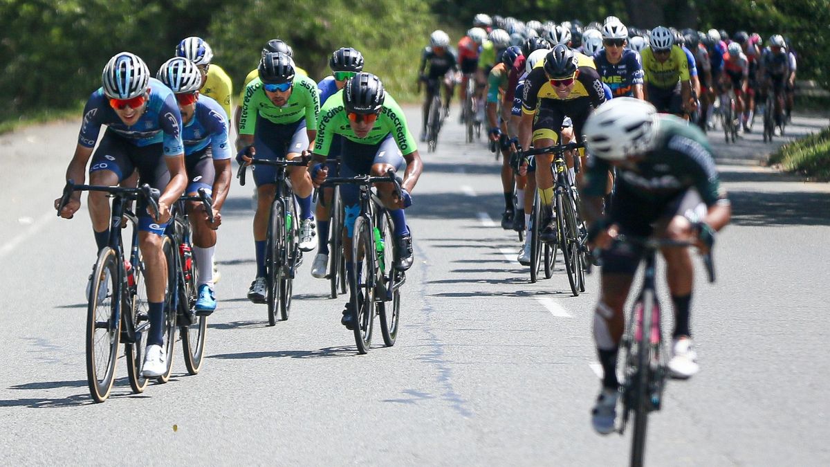 Ciclistas corriendo el Clásico RCN Sistecrédito