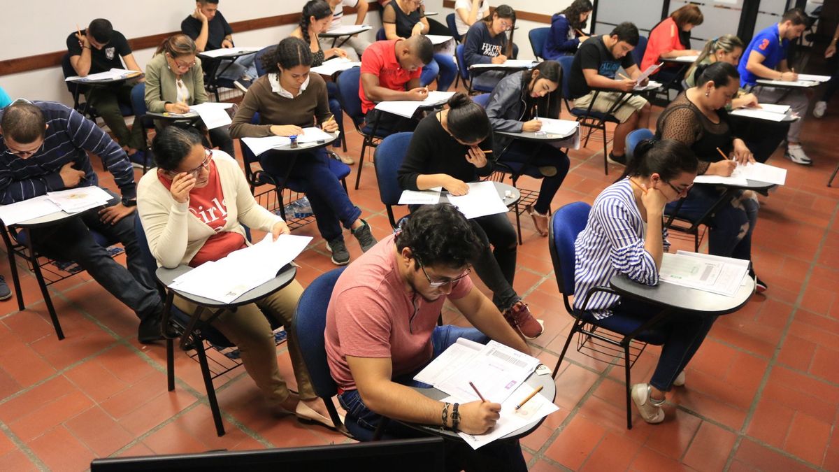 Estudiantes presentando examen en el salón