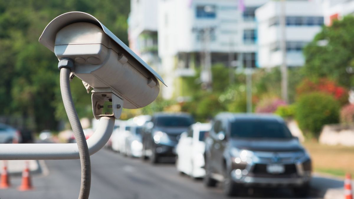 Cámara de seguridad y carros estacionados