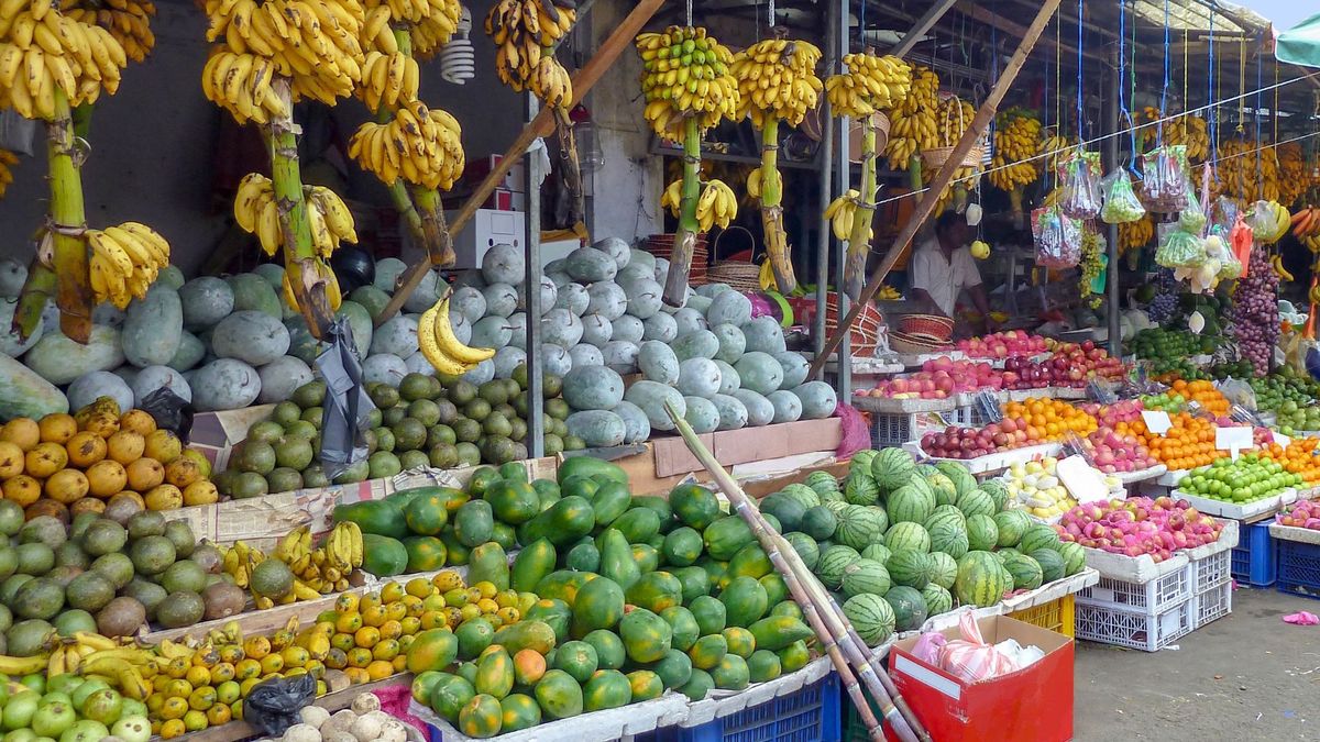Alimentos exhibidos en plaza de mercado