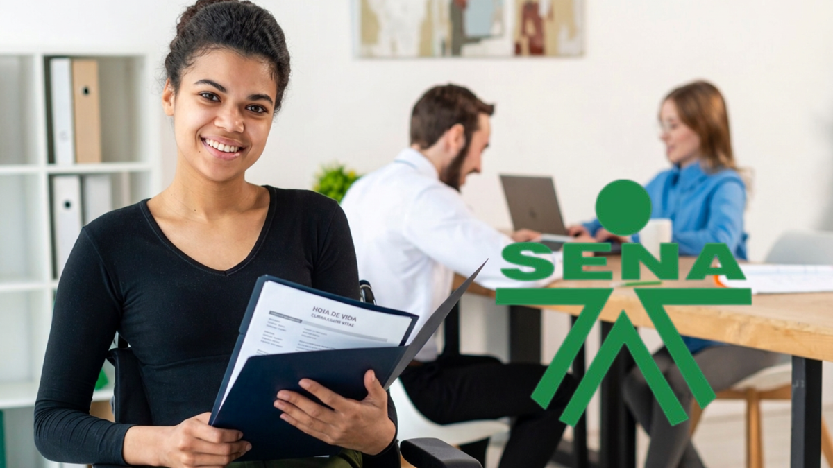 Mujer con una hoja de vida - feria de empleo - logo del SENA