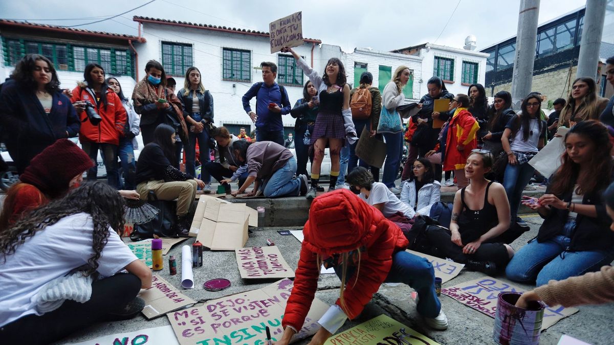 Manifestantes en una protesta en Bogotá