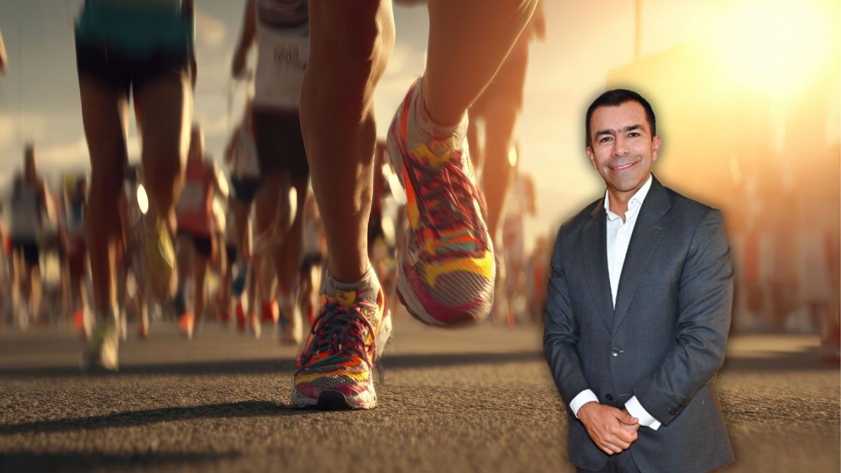 Atletas corriendo y gobernador Jorge Rey