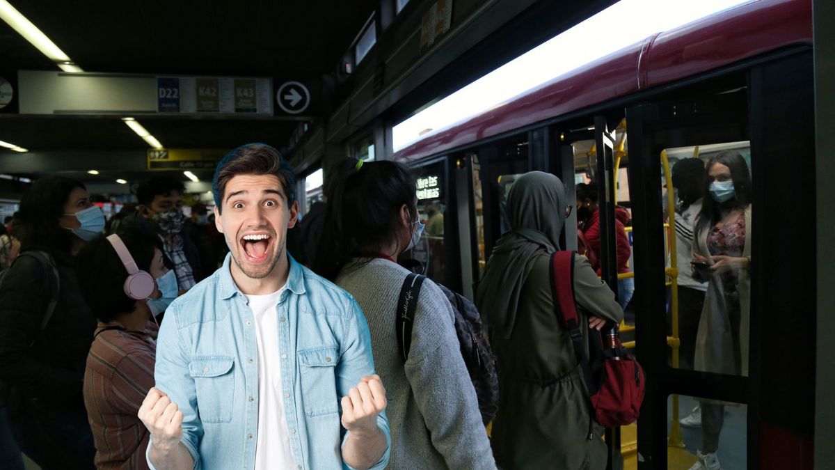 Personas subiéndose al TransMilenio y hombre celebrando