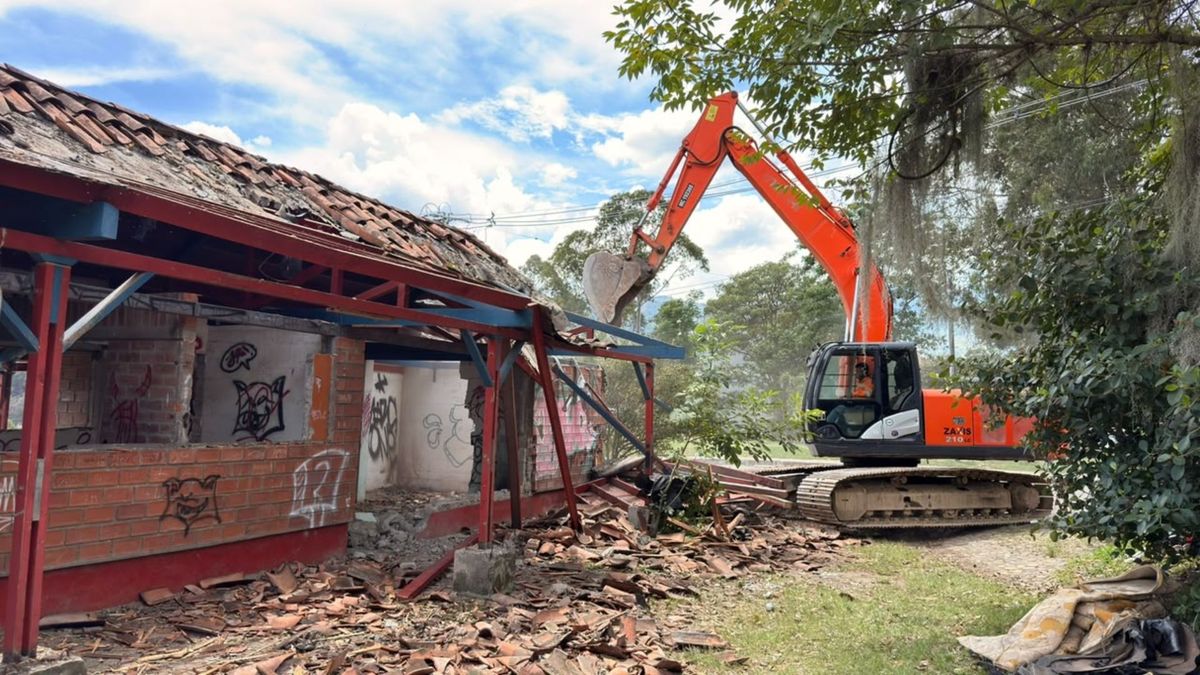 Autoridades demolieron pesebreras al parecer asociadas al narcotráfico en Medellín