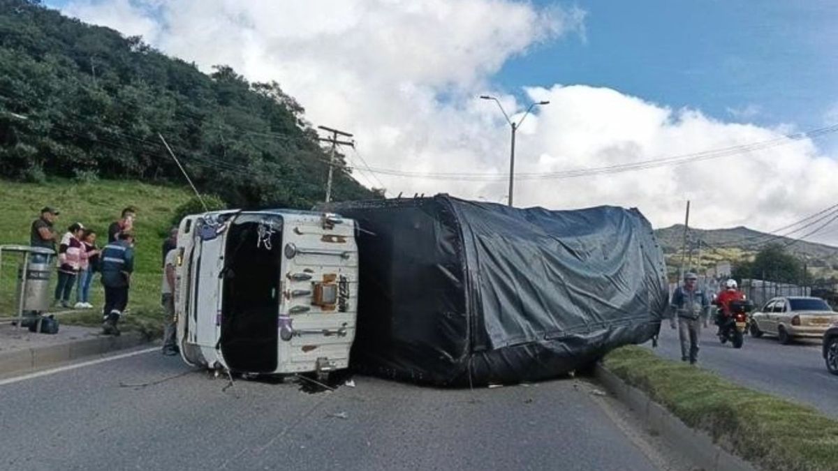 Camión volcado bloquea la vía al Llano: este es el punto afectado
