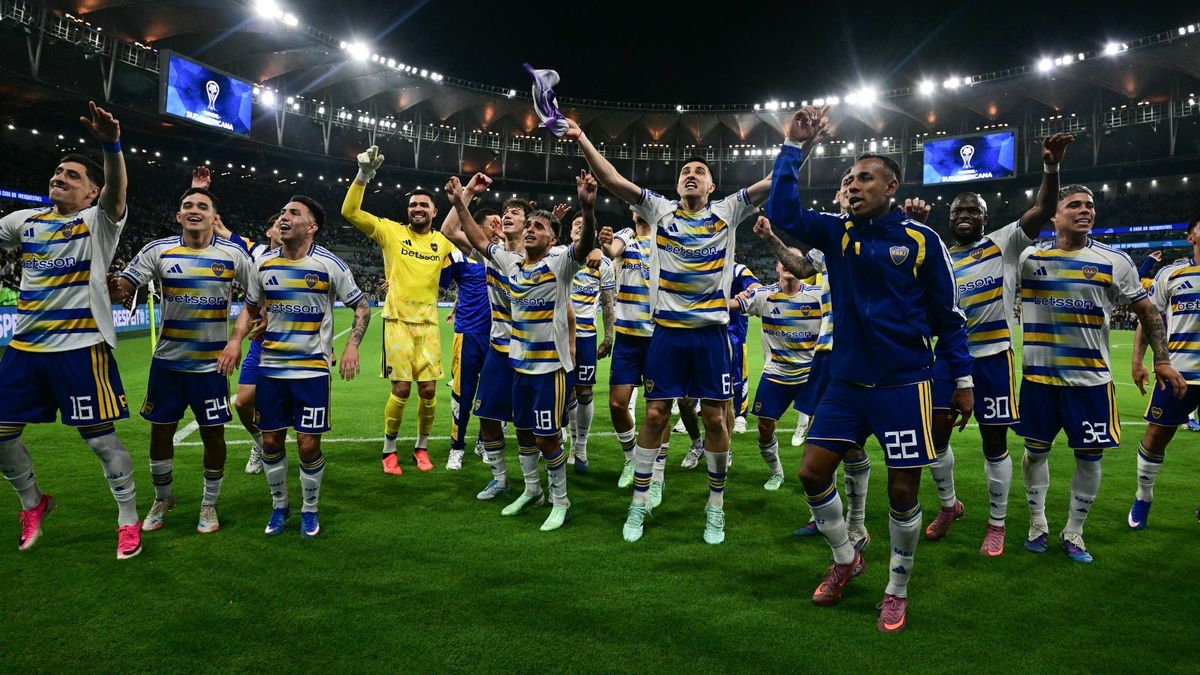Jugadores de Boca Juniors celebrando en la cancha