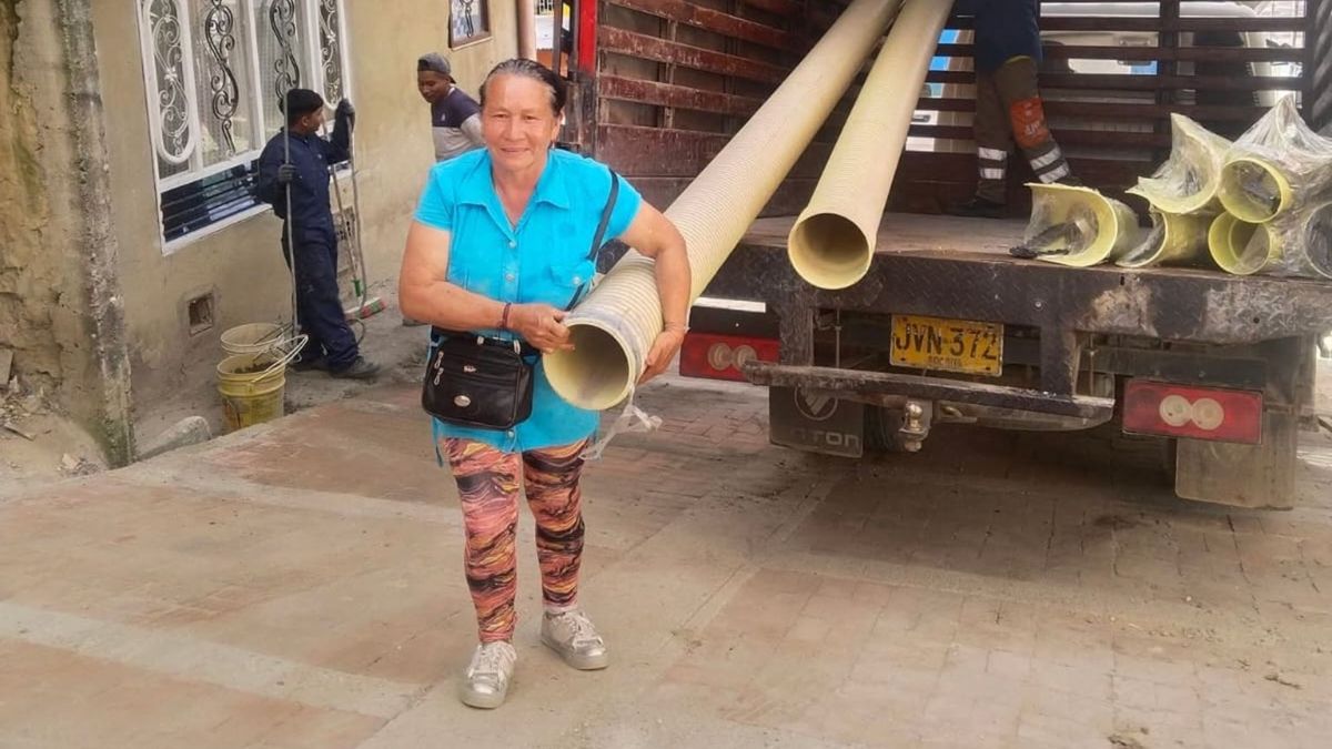 Lucero Ramírez cargando unos tubos