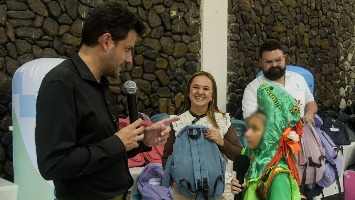 Entrega de ayudas a niños afectados por las lluvias en Medellín