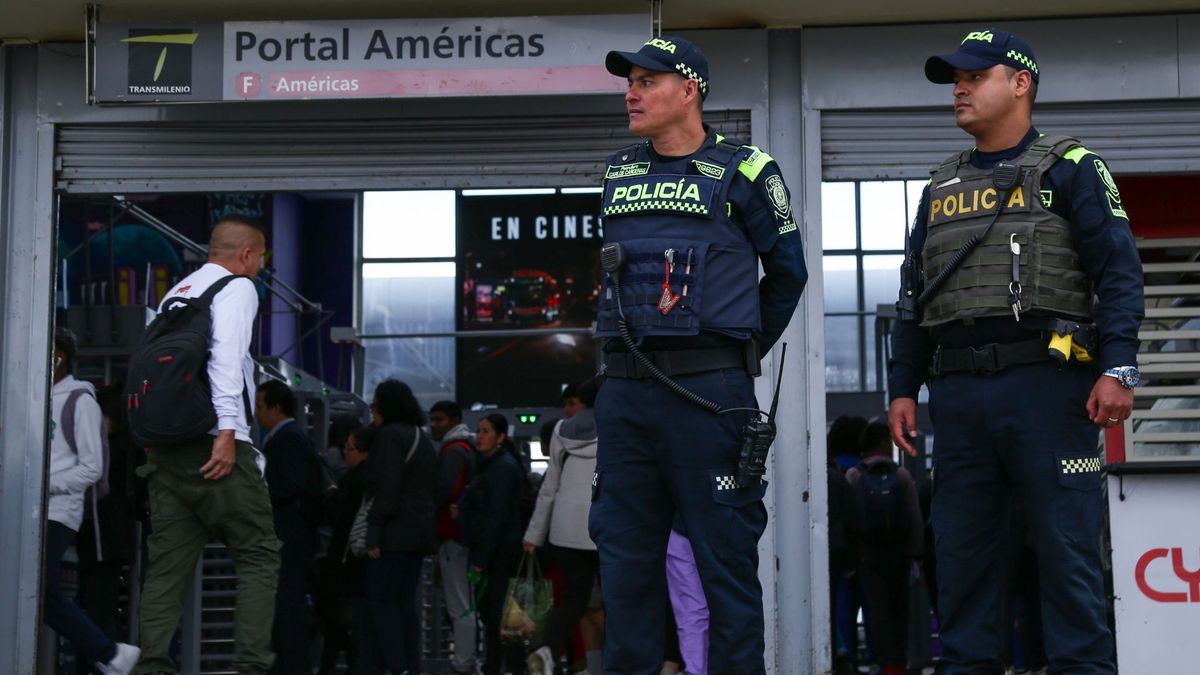 Policías patrullando portal de TransMilenio