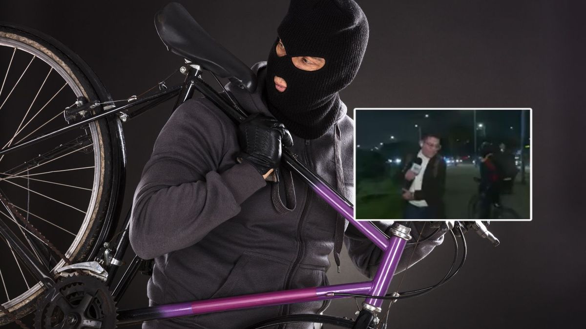 Ladrón en bicicleta y periodista en reportaje