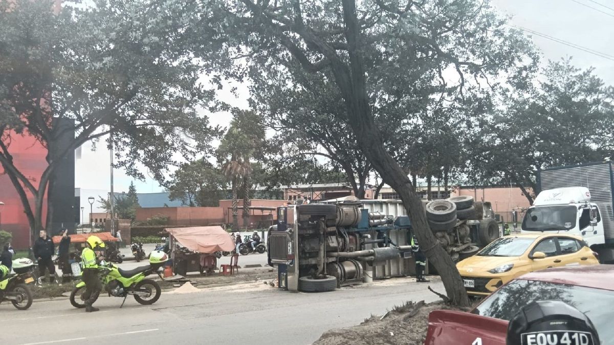 Camión volcado en calle 13 de Bogotá