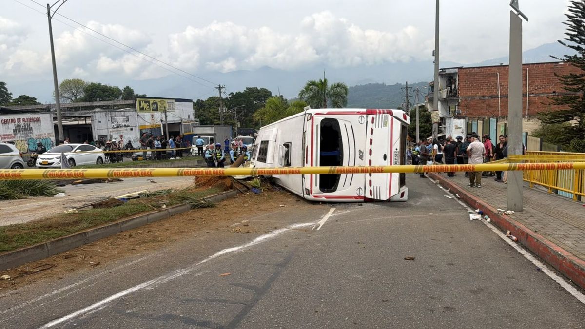 Volcamiento de bus de turismo en Medellín.