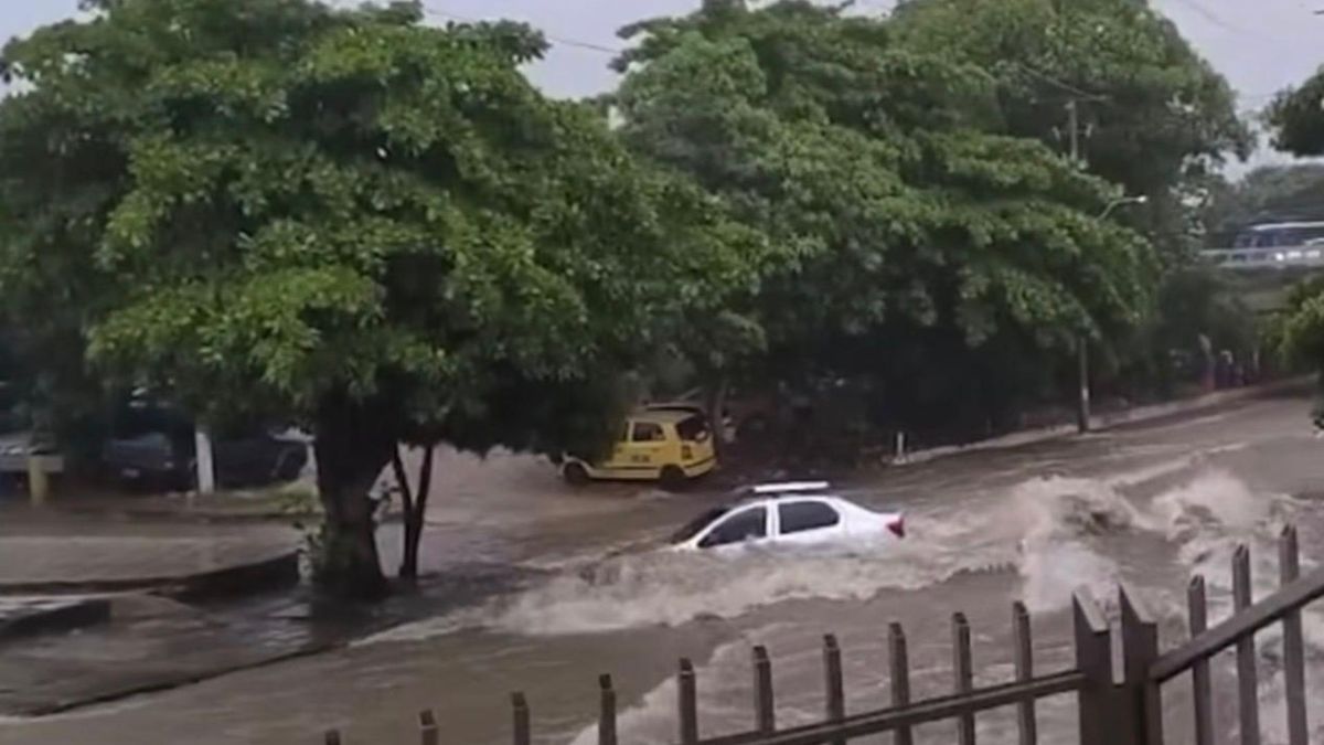 Arroyo en Barranquilla arrastra un vehículo