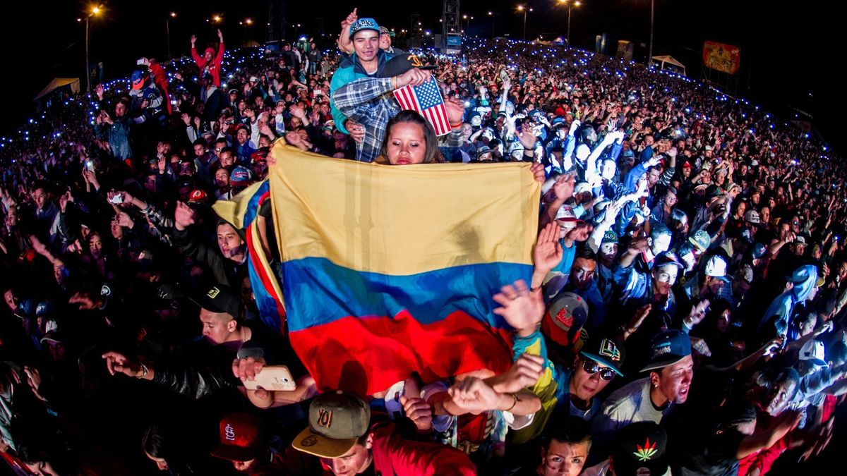 Asistentes a Hip Hop al parque con bandera de Colombi