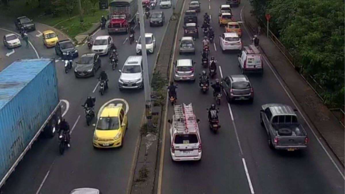 Carros y motos circulando por vía de Medellín