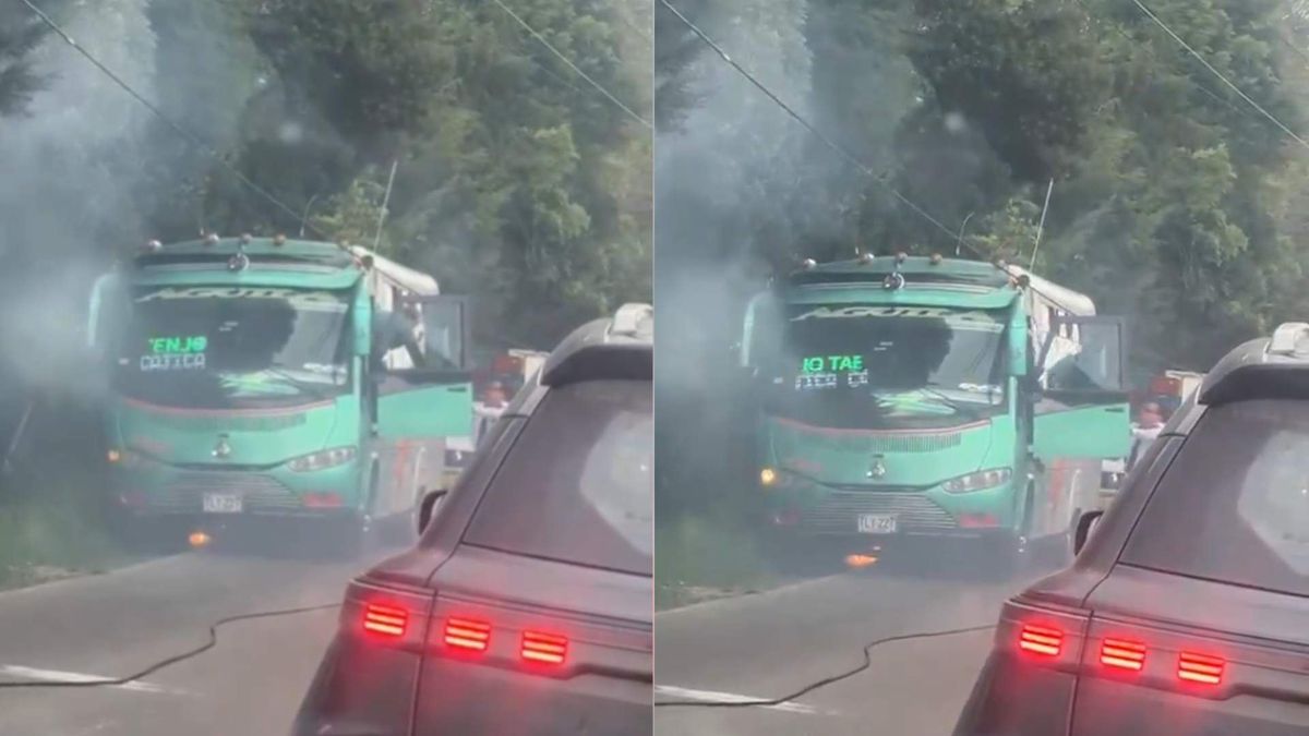 Cable de alta tensión sobre bus en Tenjo, Cundinamarca.