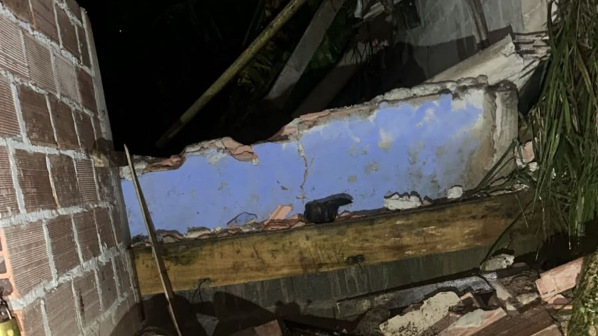 Un muro de contención se desprendió en el barrio Villas del Sol en Bello