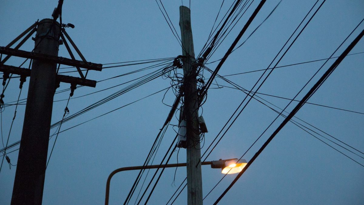 Poste de luz y redes eléctricas